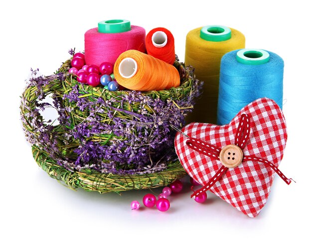 Kosz z mulinami i igłami